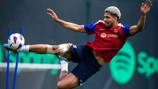 Barcelona đối mặt bài toán khó: Giữ hay bán Ronald Araujo?